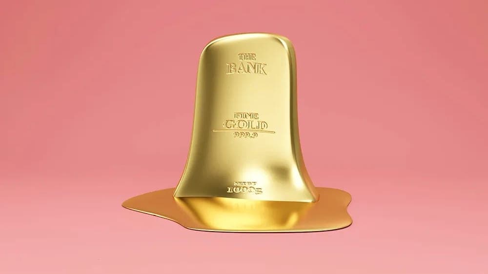 شمش طلای در حال ذوبشدن با نقش «Fine Gold» روی زمینهی صورتی